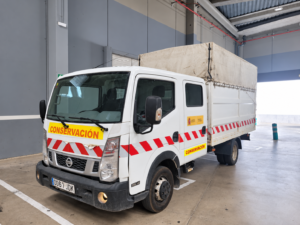 Nissan Cabstar 0061JDK, doble cabina y caja con toldo, vista delantera