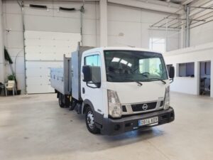 Nissan Cabstar 2017 con grúa y caja abierta en Valencia, matrícula 0914KDY, vista exterior