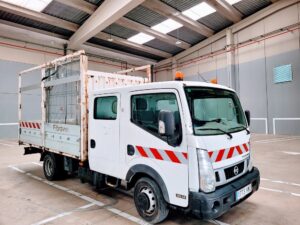 Nissan NT400 Cabstar 1773HWD con doble cabina y caja abierta