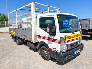 Nissan Cabstar 1141 JPM con caja abierta, vista frontal y lateral en Montroy, Valencia