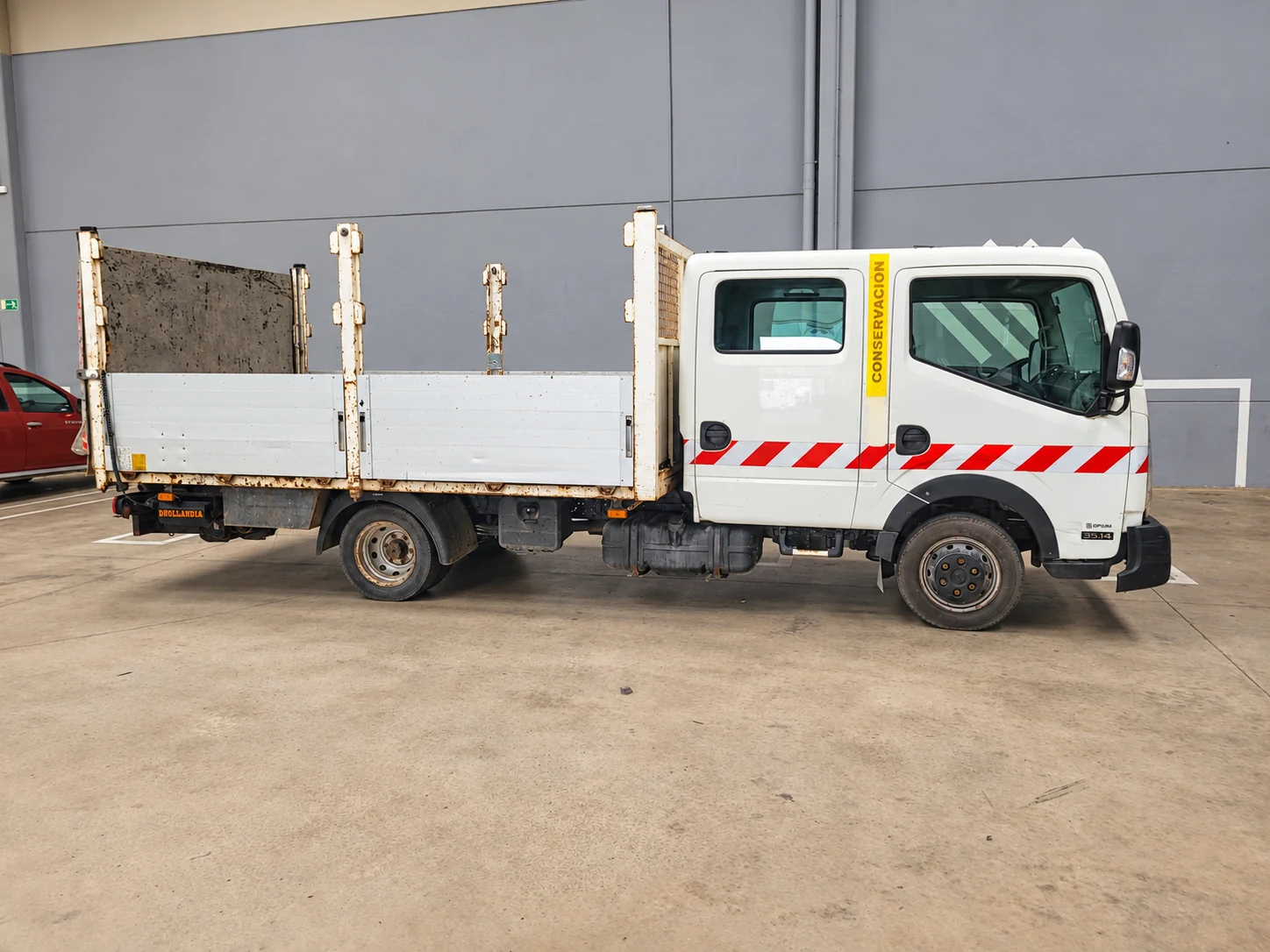 Vista lateral del Nissan Cabstar